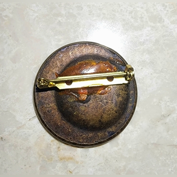 Vintage jester clown making a princess laugh round black and bronze metal brooch - Picture 4 of 6